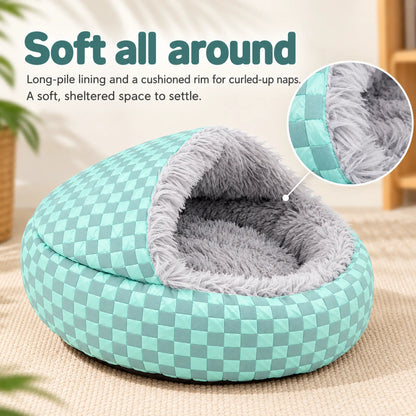 Grey long-pile lining and checkerboard seam close-up on the blue-green shell bed, with a cushioned-rim feature caption.