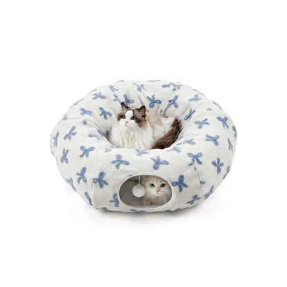 Cloud White with Blue Bows variant — white cat resting on top, kitten emerging from the tunnel entrance.